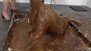 alice-and-cassies-sticky-messy-game-host