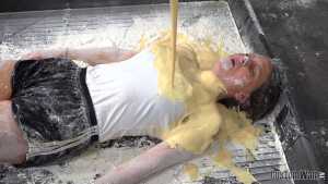 alice-and-cassies-sticky-messy-game-host
