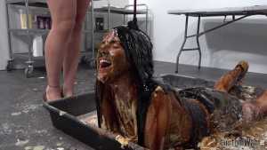 alice-and-cassies-sticky-messy-game-host