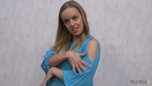 cassie-chocolate-sauce-covering-and-gung