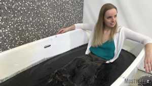 cassies-black-gunge-bath-in-green-floaty