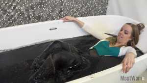 cassies-black-gunge-bath-in-green-floaty