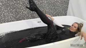 cassies-black-gunge-bath-in-green-floaty