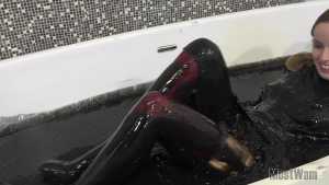cassies-black-gunge-bath-in-green-floaty