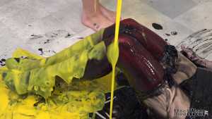 cassies-black-gunge-bath-in-green-floaty