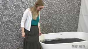 cassies-black-gunge-bath-in-green-floaty