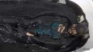 cassies-black-gunge-bath-in-green-floaty