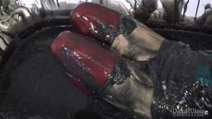 cassies-black-gunge-bath-in-green-floaty