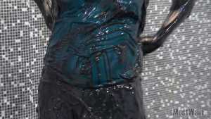 cassies-black-gunge-bath-in-green-floaty