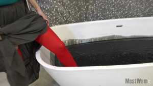 cassies-black-gunge-bath-in-green-floaty