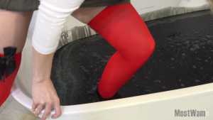 cassies-black-gunge-bath-in-green-floaty