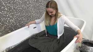cassies-black-gunge-bath-in-green-floaty