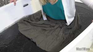 cassies-black-gunge-bath-in-green-floaty