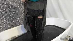 cassies-black-gunge-bath-in-green-floaty